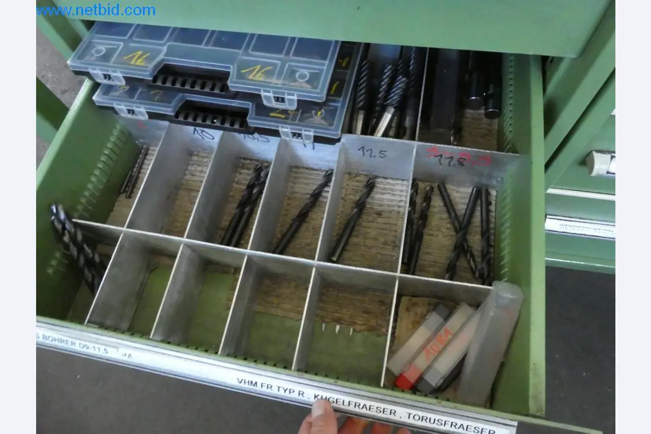 Dobře udržované stroje a provozní a kancelářské vybavení z oblasti výroby nástrojů / obrábění kovů.-4