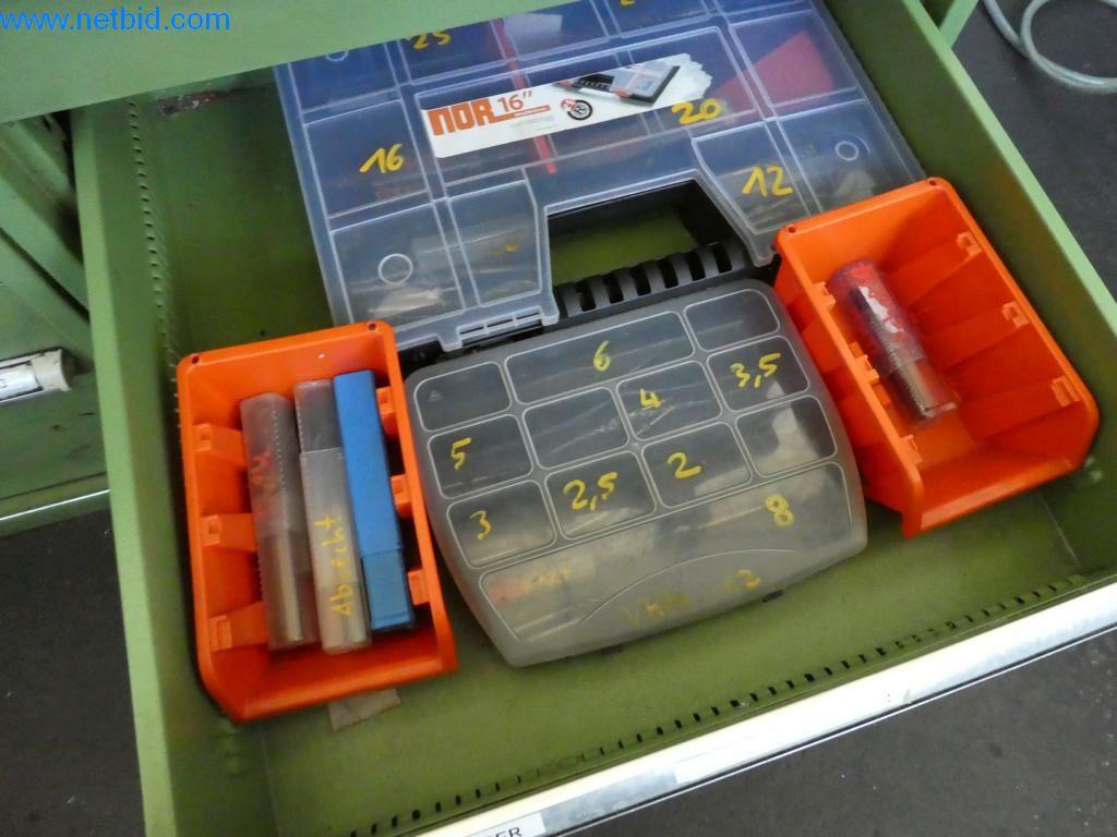 Máquinas bem conservadas, bem como equipamento operacional e de escritório do sector da fabricação de ferramentas / metalurgia-5