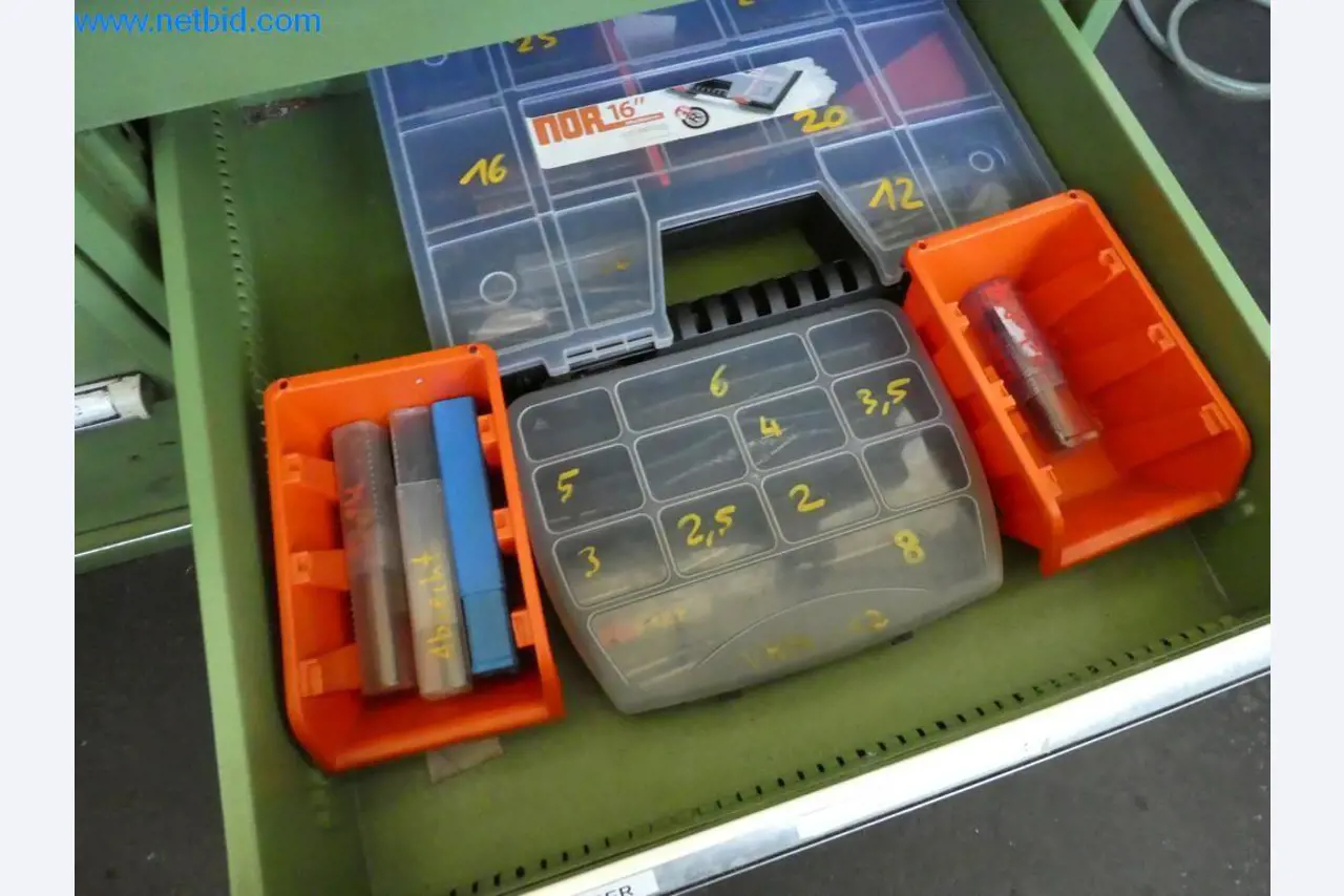 Dobře udržované stroje a provozní a kancelářské vybavení z oblasti výroby nástrojů / obrábění kovů.-5