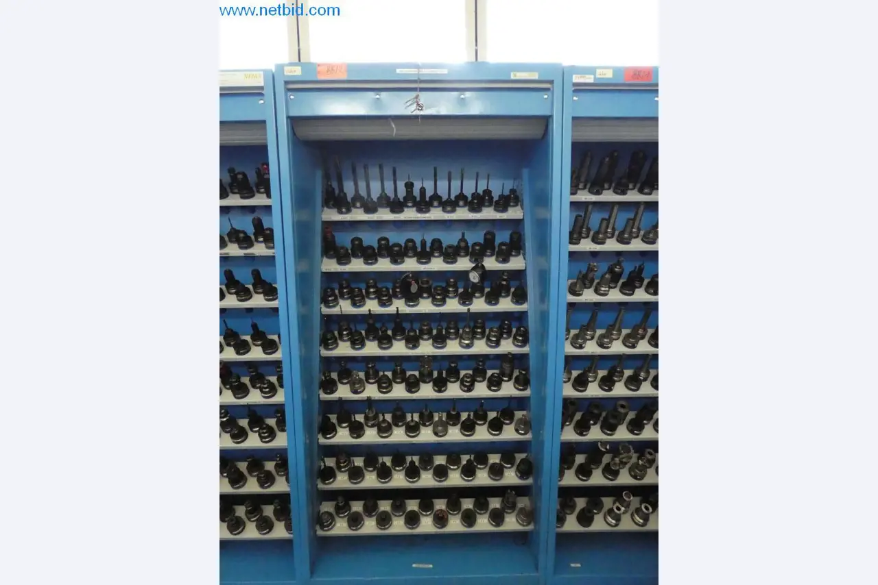 Machines entretenues ainsi que l'équipement de l'entreprise et du commerce dans le domaine de la construction d'outils / du travail des métaux-1