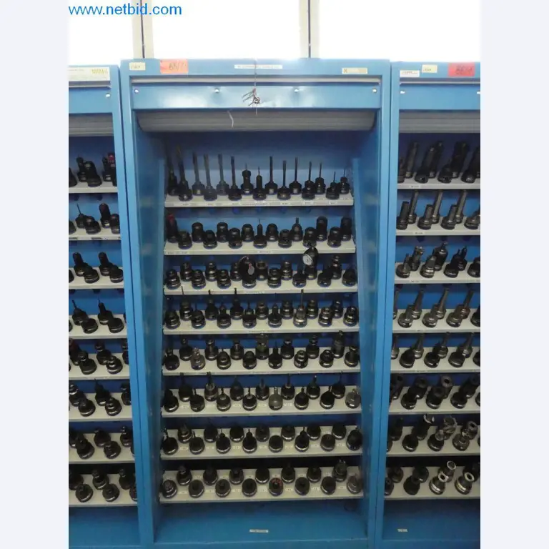 Machines entretenues ainsi que l'équipement de l'entreprise et du commerce dans le domaine de la construction d'outils / du travail des métaux-1