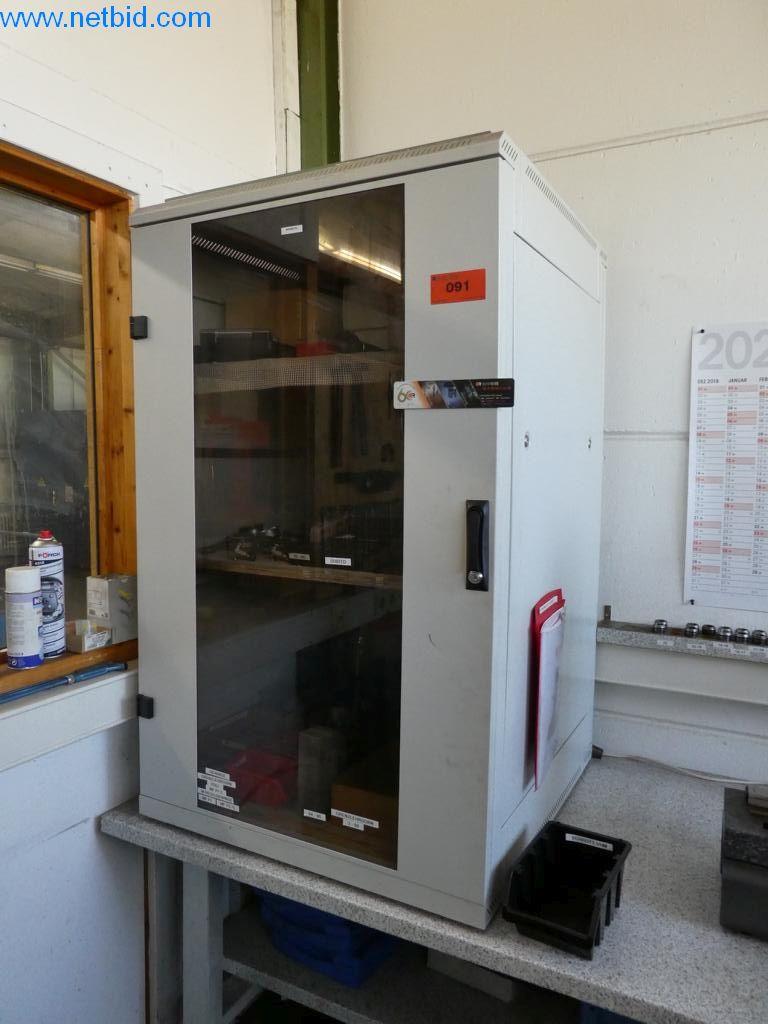 Máquinas bem conservadas, bem como equipamento operacional e de escritório do sector da fabricação de ferramentas / metalurgia-1