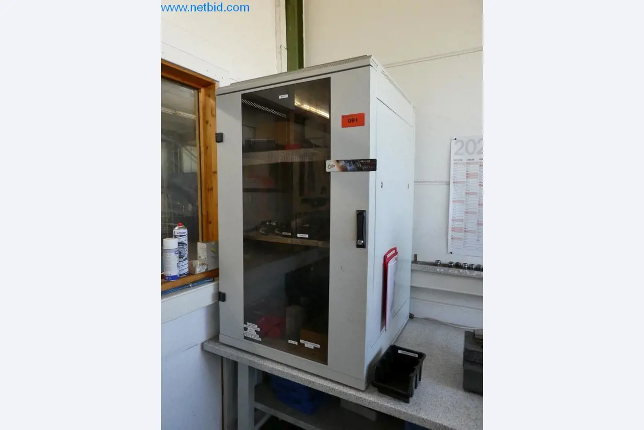 Machines entretenues ainsi que l'équipement de l'entreprise et du commerce dans le domaine de la construction d'outils / du travail des métaux-1