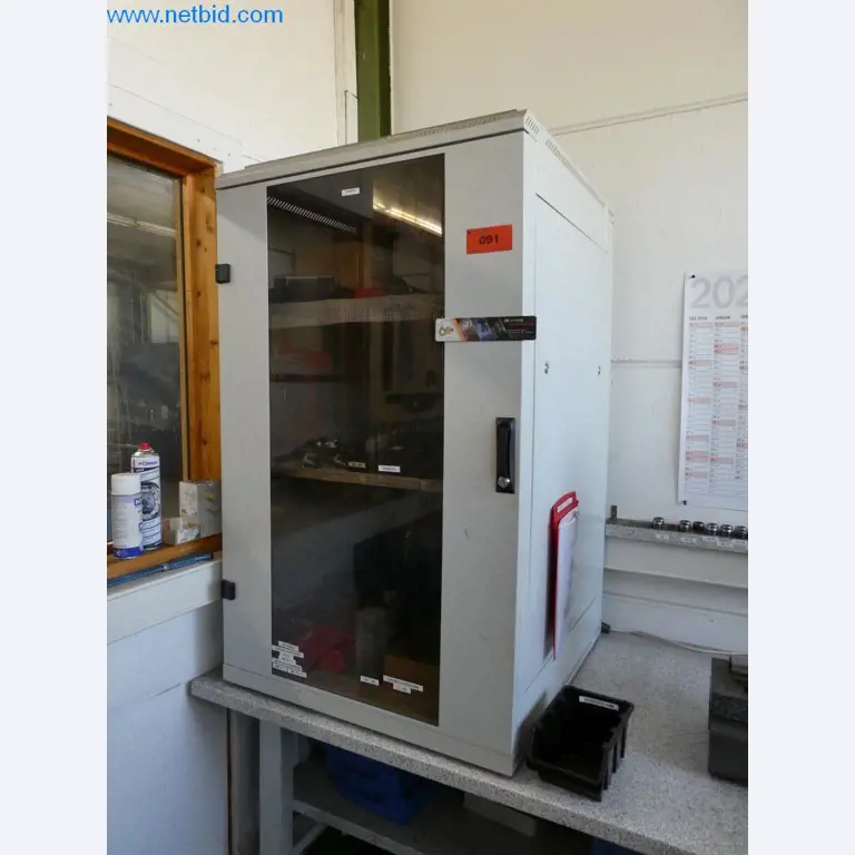 Machines entretenues ainsi que l'équipement de l'entreprise et du commerce dans le domaine de la construction d'outils / du travail des métaux-1