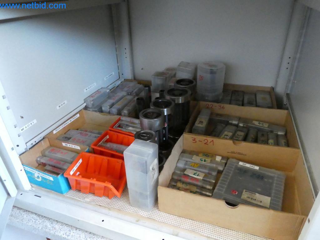 Máquinas bem conservadas, bem como equipamento operacional e de escritório do sector da fabricação de ferramentas / metalurgia-2