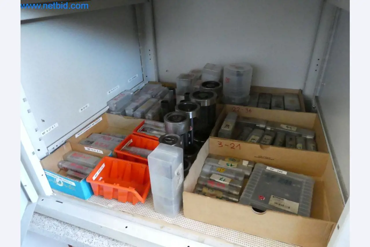 Machines entretenues ainsi que l'équipement de l'entreprise et du commerce dans le domaine de la construction d'outils / du travail des métaux-2