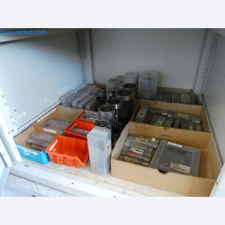 Machines entretenues ainsi que l'équipement de l'entreprise et du commerce dans le domaine de la construction d'outils / du travail des métaux-2