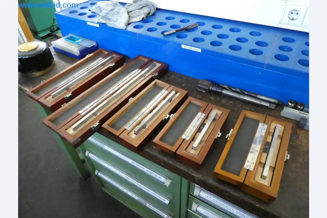 Machines entretenues ainsi que l'équipement de l'entreprise et du commerce dans le domaine de la construction d'outils / du travail des métaux-3