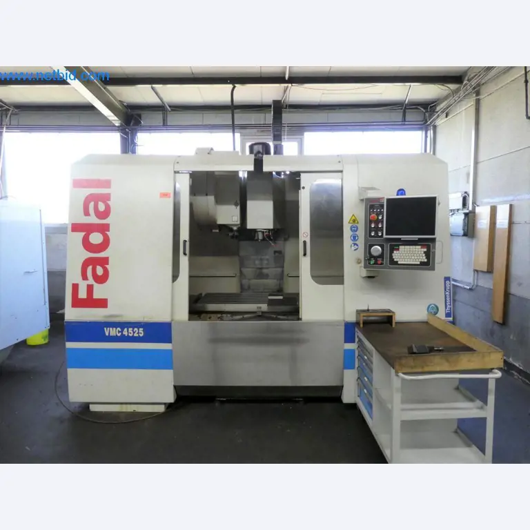 Máquinas bem conservadas, bem como equipamento operacional e de escritório do sector da fabricação de ferramentas / metalurgia-1