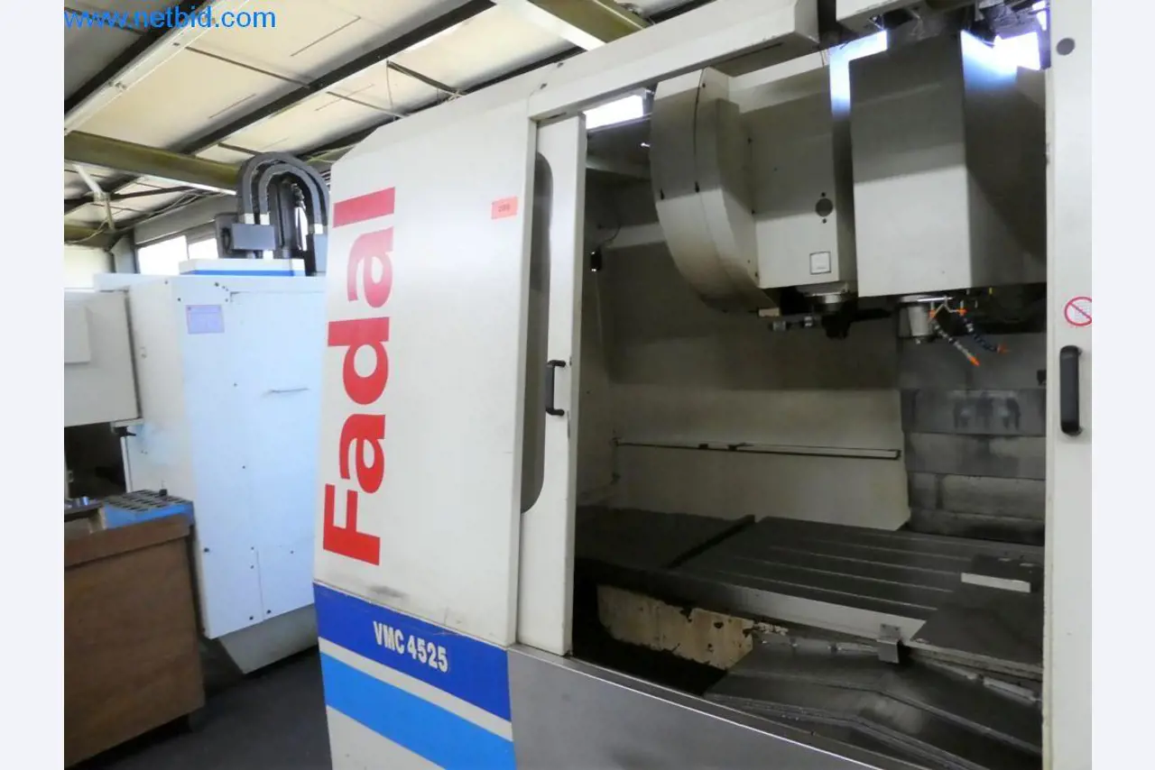 Máquinas bem conservadas, bem como equipamento operacional e de escritório do sector da fabricação de ferramentas / metalurgia-2