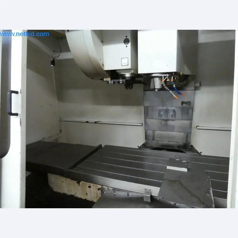 Máquinas bem conservadas, bem como equipamento operacional e de escritório do sector da fabricação de ferramentas / metalurgia-4