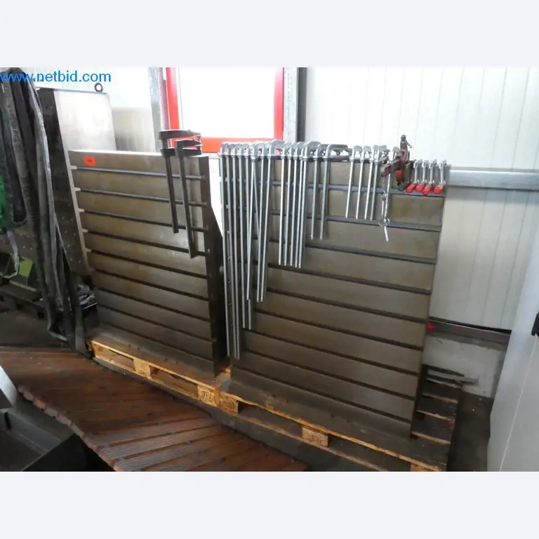 Máquinas bem conservadas, bem como equipamento operacional e de escritório do sector da fabricação de ferramentas / metalurgia-1