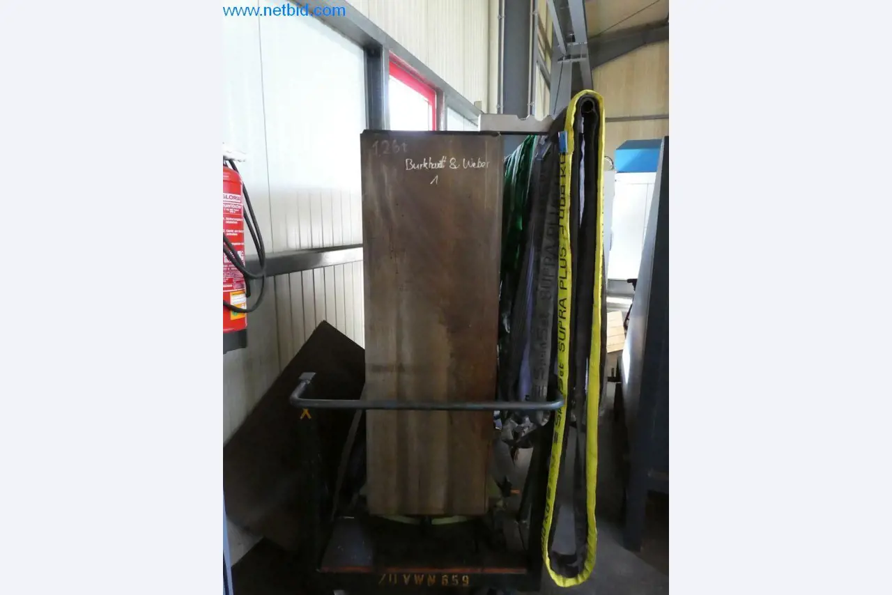 Máquinas bem conservadas, bem como equipamento operacional e de escritório do sector da fabricação de ferramentas / metalurgia-3