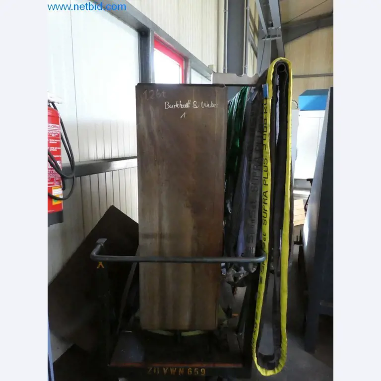 Máquinas bem conservadas, bem como equipamento operacional e de escritório do sector da fabricação de ferramentas / metalurgia-3