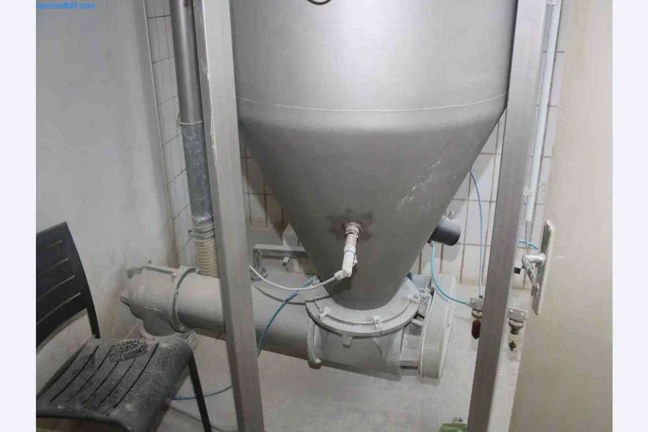 Devices for air conditioning, heating and cooling, workshop and storage facilities-3