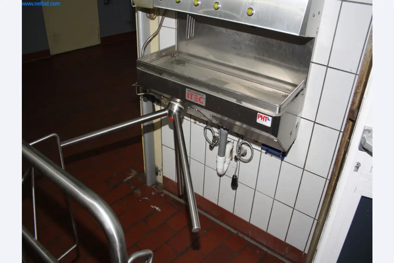 Devices for air conditioning, heating and cooling, workshop and storage facilities-3