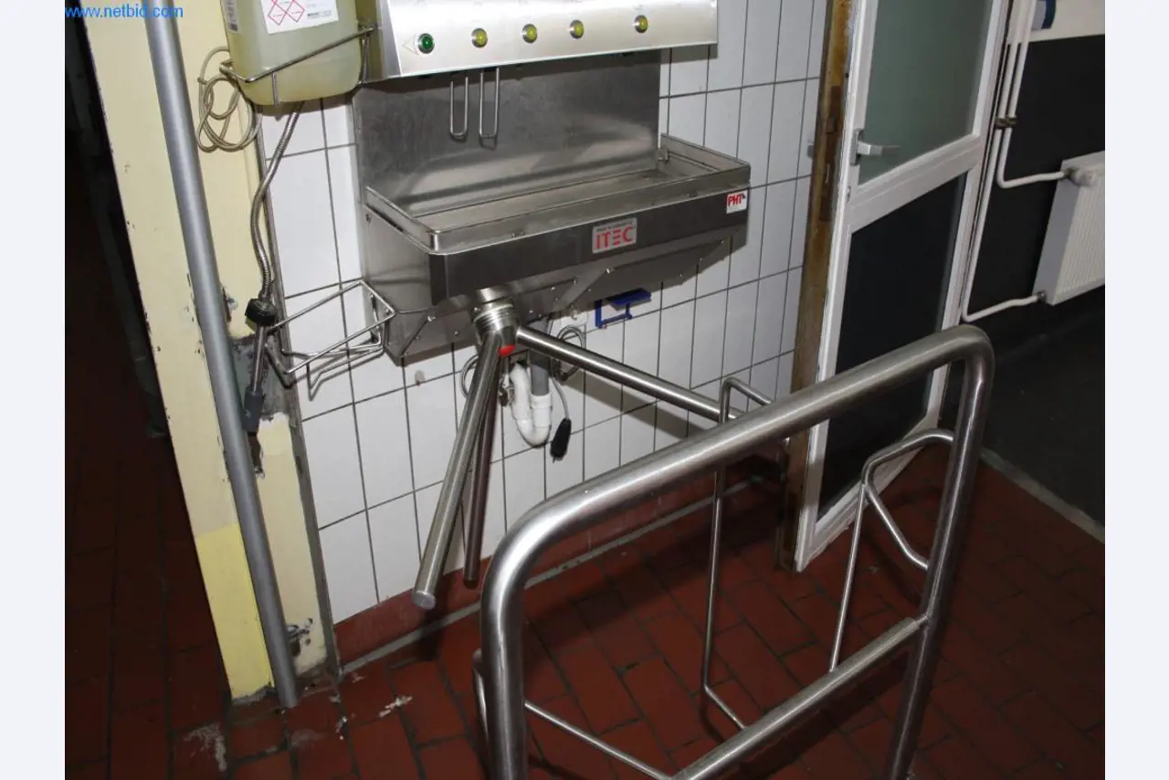 Devices for air conditioning, heating and cooling, workshop and storage facilities-4