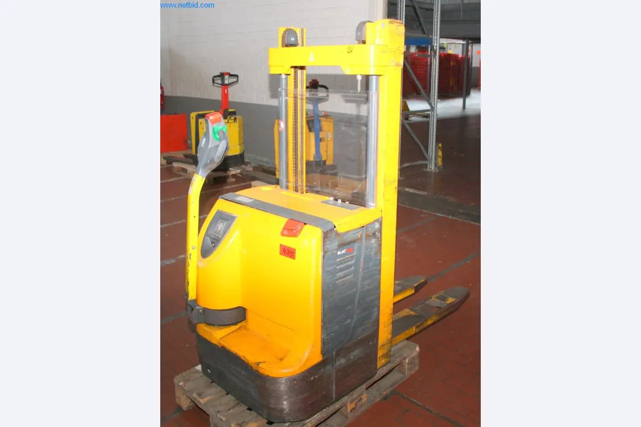 Devices for air conditioning, heating and cooling, workshop and storage facilities-3