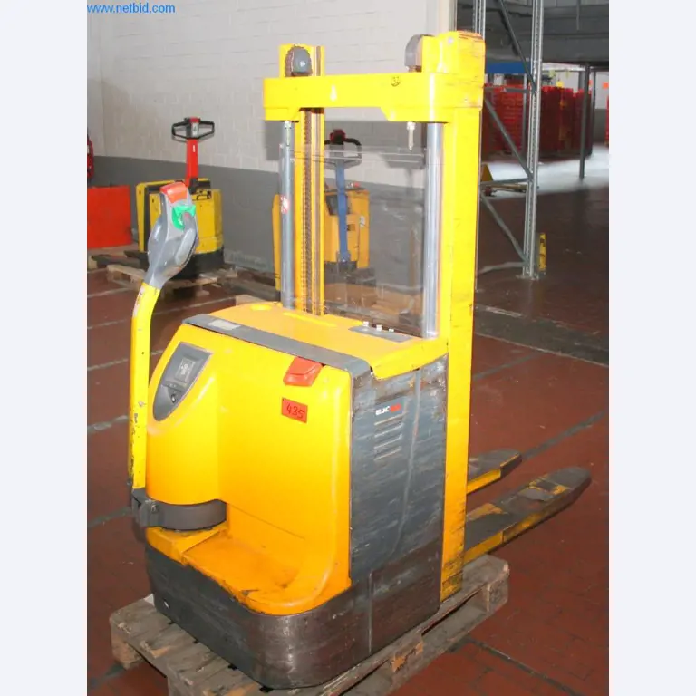 Devices for air conditioning, heating and cooling, workshop and storage facilities-3