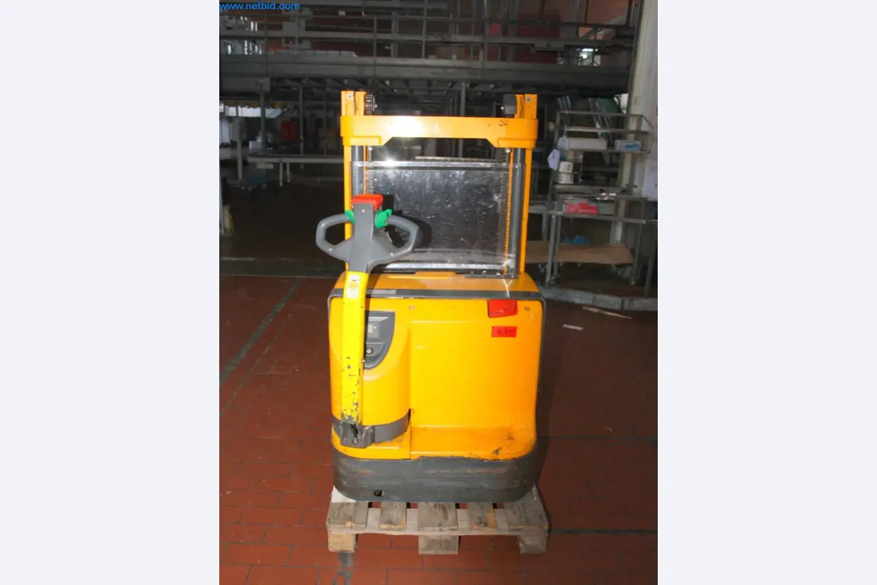 Devices for air conditioning, heating and cooling, workshop and storage facilities-4