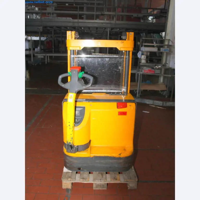 Devices for air conditioning, heating and cooling, workshop and storage facilities-4