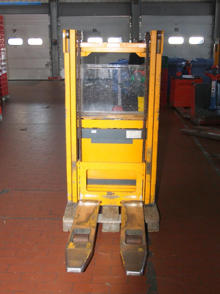 Devices for air conditioning, heating and cooling, workshop and storage facilities-5