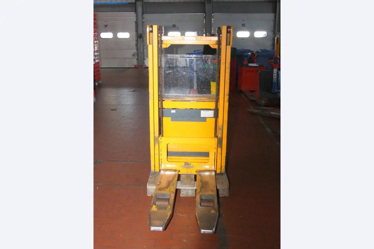 Devices for air conditioning, heating and cooling, workshop and storage facilities-5