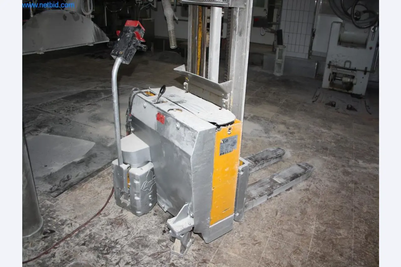 Devices for air conditioning, heating and cooling, workshop and storage facilities-6