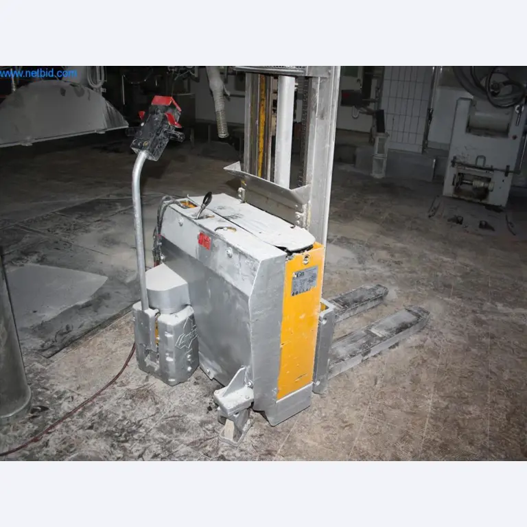 Devices for air conditioning, heating and cooling, workshop and storage facilities-6