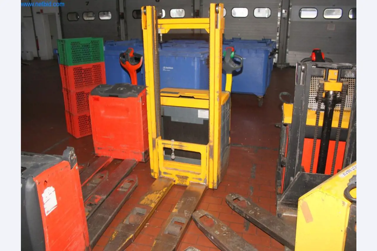 Devices for air conditioning, heating and cooling, workshop and storage facilities-1