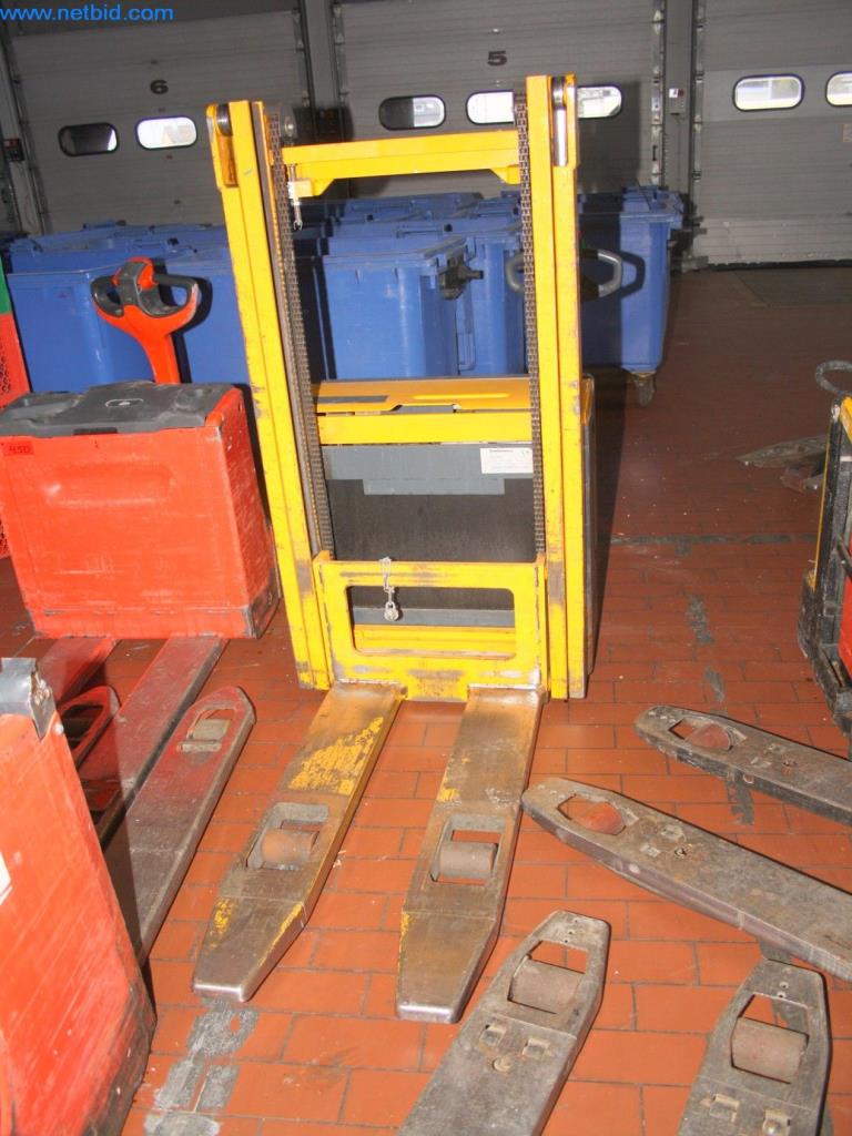 Devices for air conditioning, heating and cooling, workshop and storage facilities-3