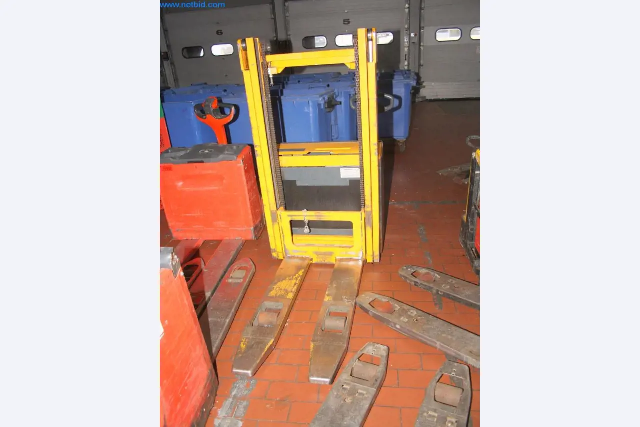 Devices for air conditioning, heating and cooling, workshop and storage facilities-3