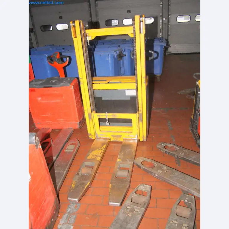 Devices for air conditioning, heating and cooling, workshop and storage facilities-3