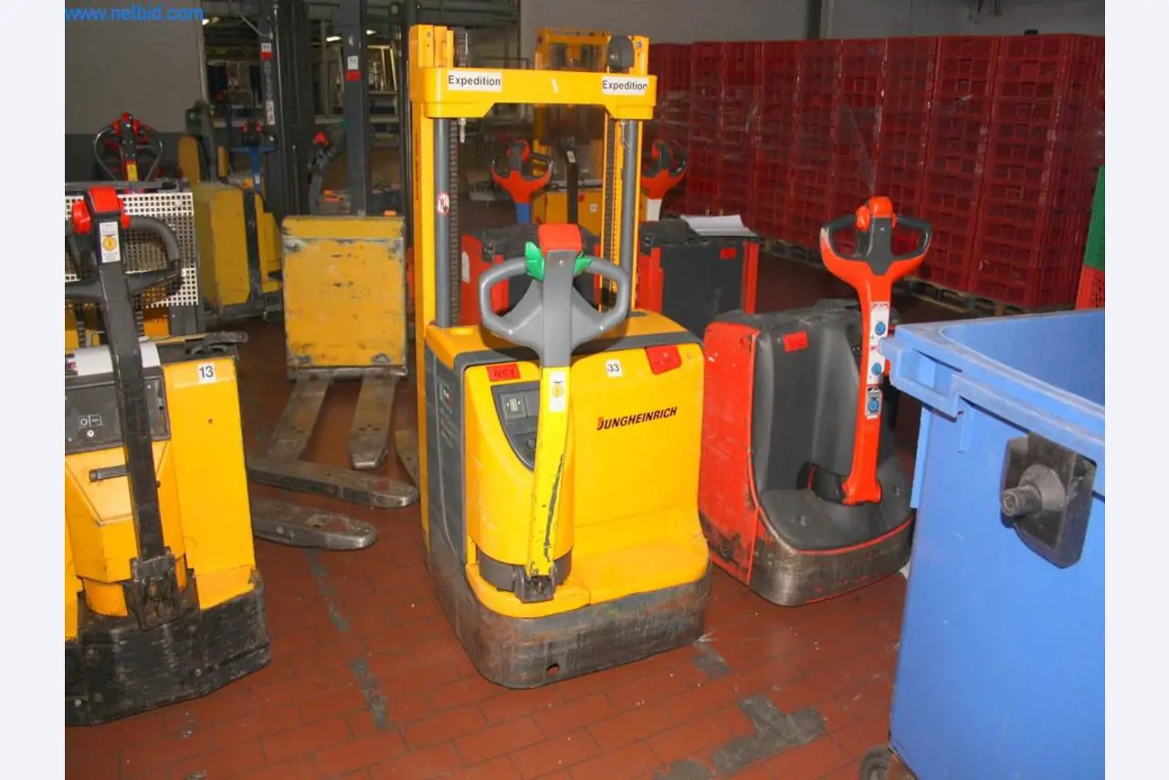 Devices for air conditioning, heating and cooling, workshop and storage facilities-6