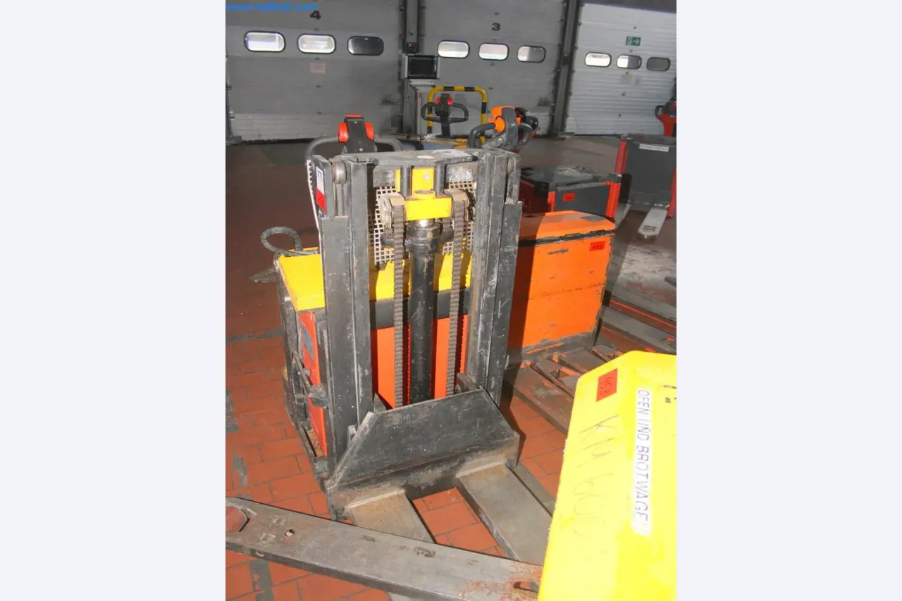 Devices for air conditioning, heating and cooling, workshop and storage facilities-4