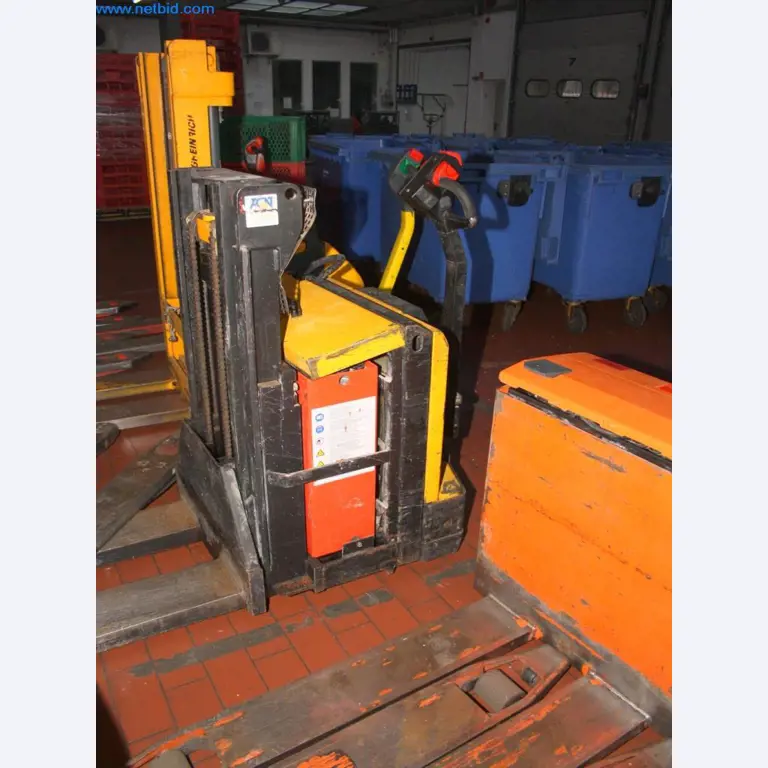 Devices for air conditioning, heating and cooling, workshop and storage facilities-5