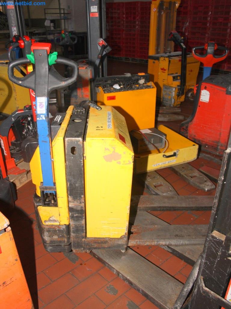 Devices for air conditioning, heating and cooling, workshop and storage facilities-5