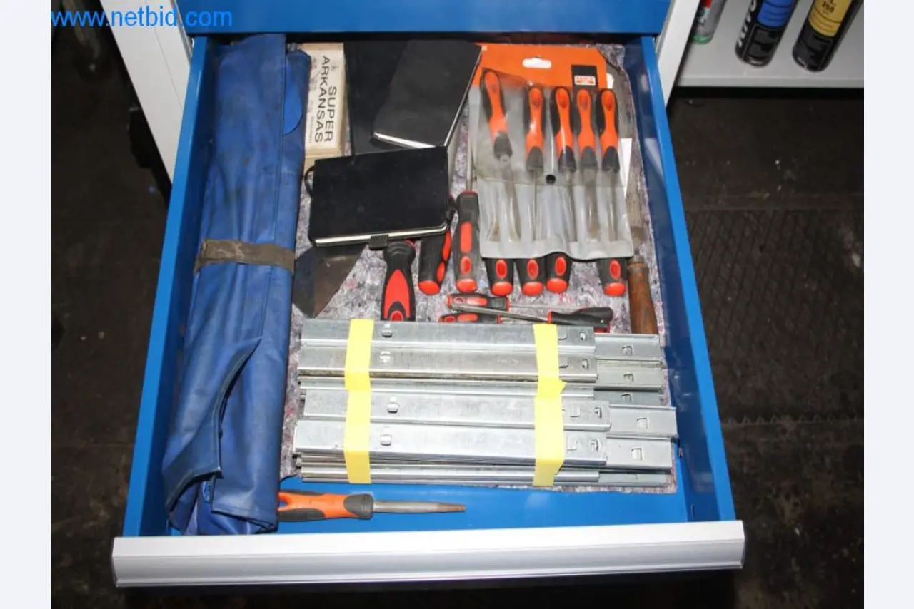 Devices for air conditioning, heating and cooling, workshop and storage facilities-8