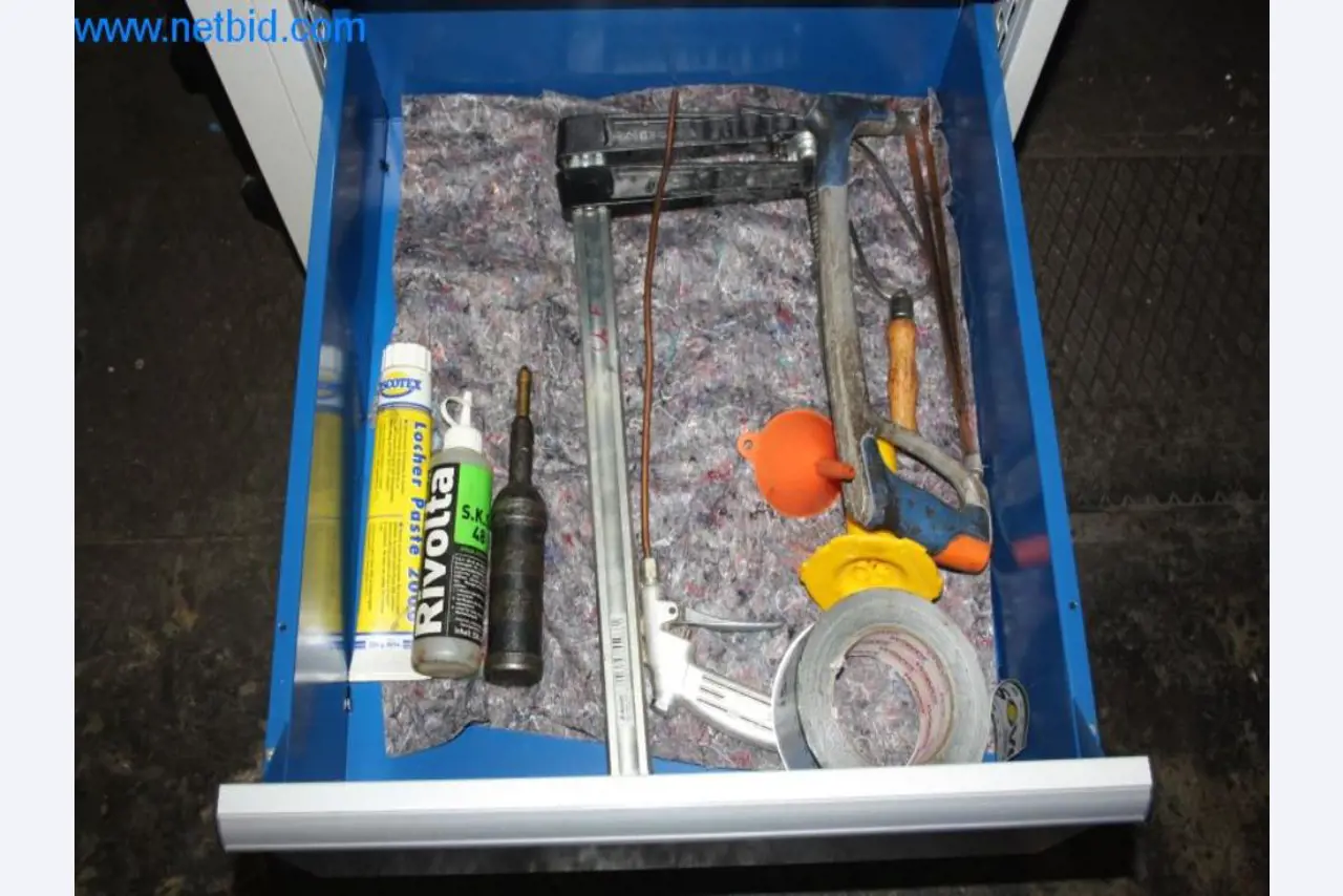 Devices for air conditioning, heating and cooling, workshop and storage facilities-9