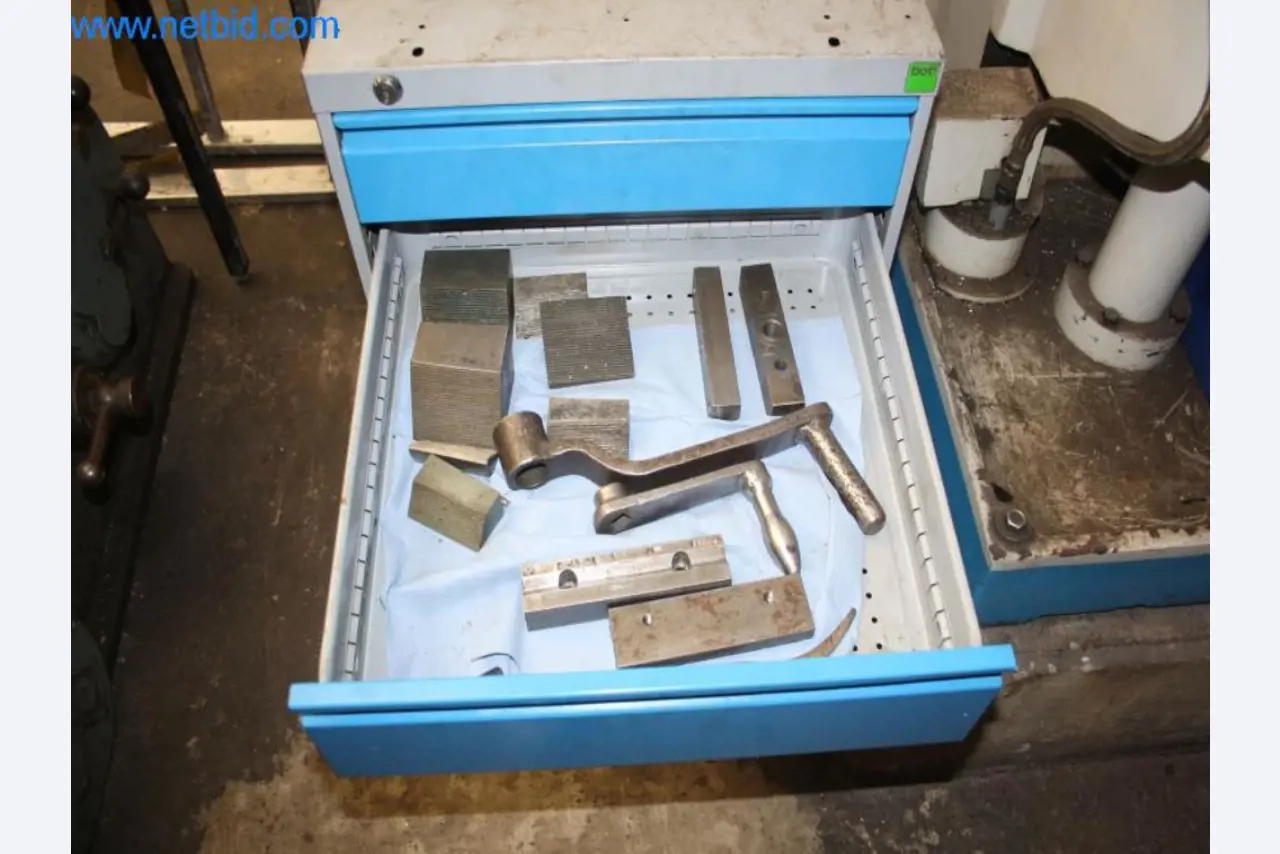 Devices for air conditioning, heating and cooling, workshop and storage facilities-9