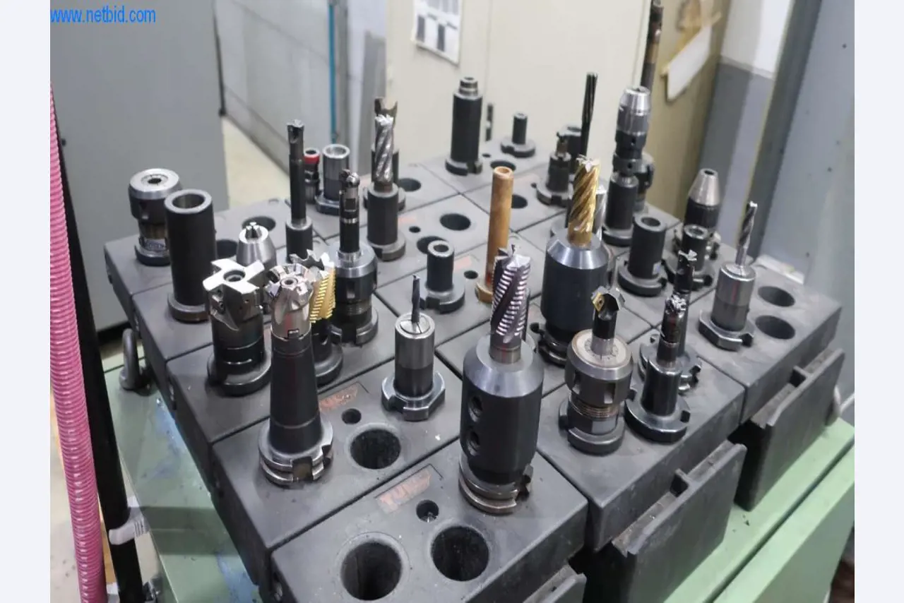 Sistemas de fundição injectada (alumínio) 1.100 - 1.350 t,
Processamento mecânico, fabrico de ferramentas
-8