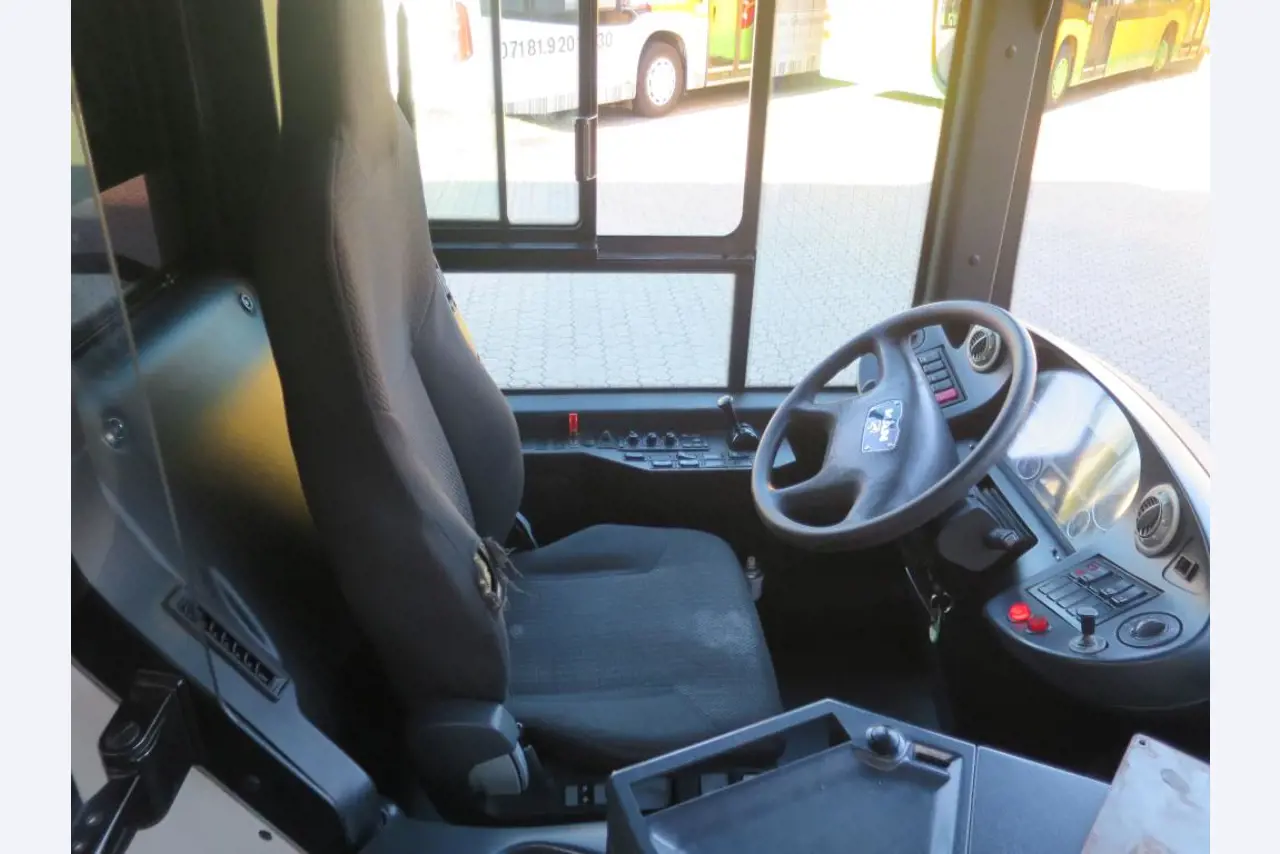 Ölkabinett, AU-Tester, Displayprüfgerät und Skikoffer für Busse-10