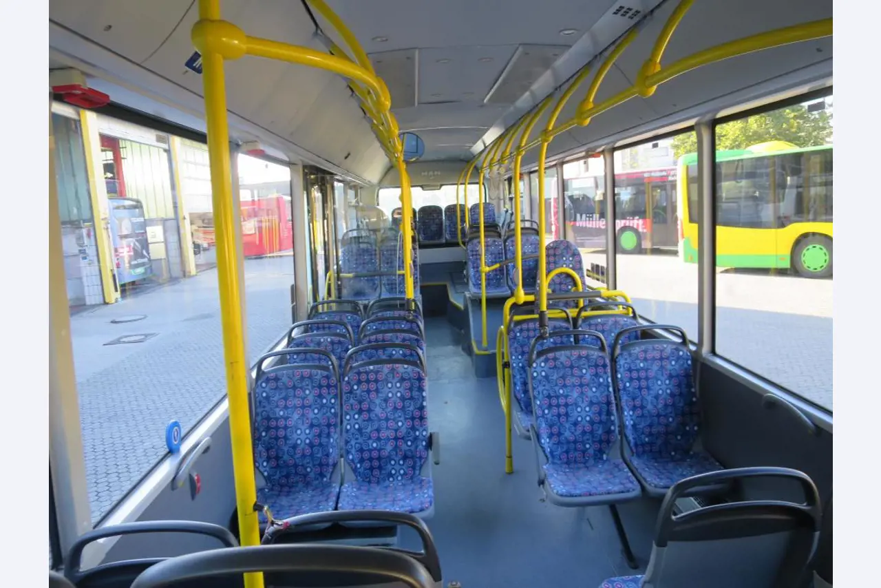 Ölkabinett, AU-Tester, Displayprüfgerät und Skikoffer für Busse-2