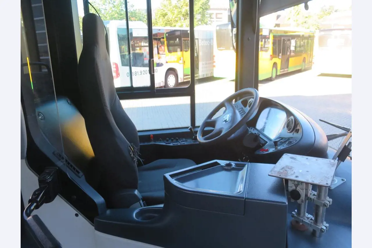 Ölkabinett, AU-Tester, Displayprüfgerät und Skikoffer für Busse-9