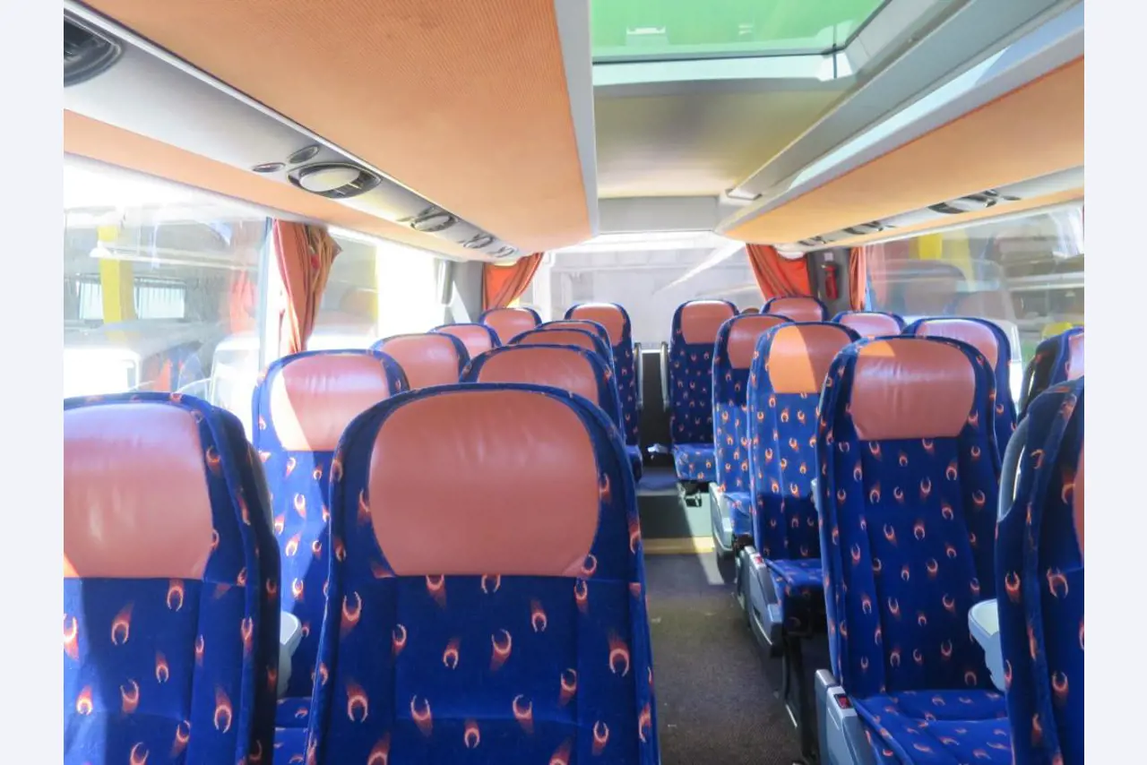 Ölkabinett, AU-Tester, Displayprüfgerät und Skikoffer für Busse-5