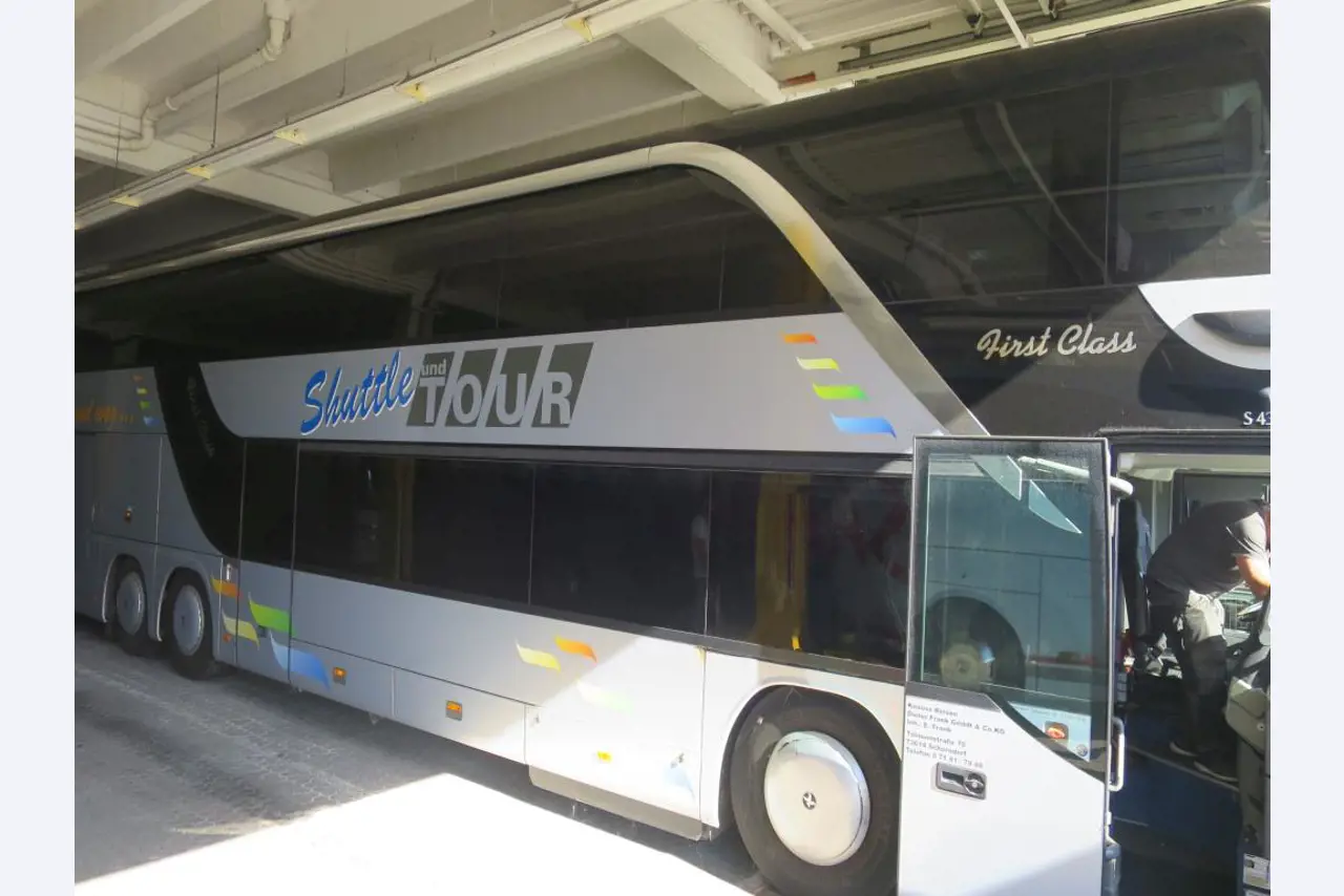 Ölkabinett, AU-Tester, Displayprüfgerät und Skikoffer für Busse-12