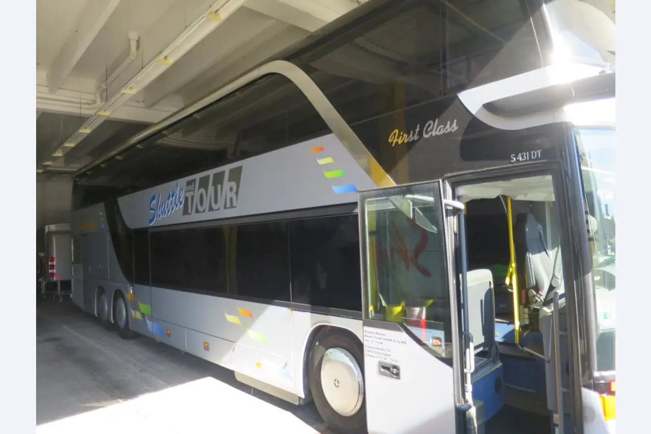 Ölkabinett, AU-Tester, Displayprüfgerät und Skikoffer für Busse-8