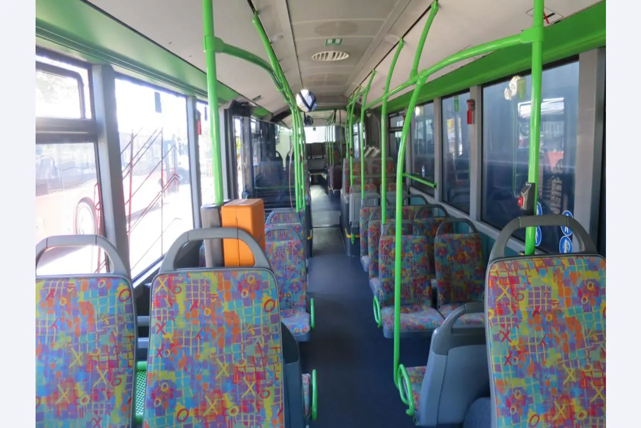 Ölkabinett, AU-Tester, Displayprüfgerät und Skikoffer für Busse-4