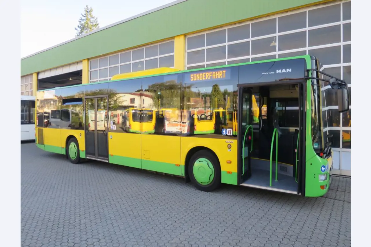 Ölkabinett, AU-Tester, Displayprüfgerät und Skikoffer für Busse-2
