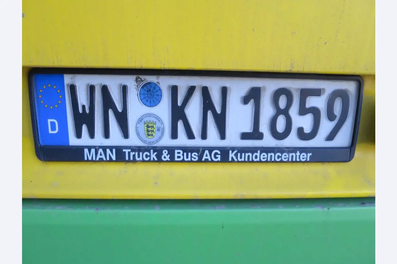 Ölkabinett, AU-Tester, Displayprüfgerät und Skikoffer für Busse-5